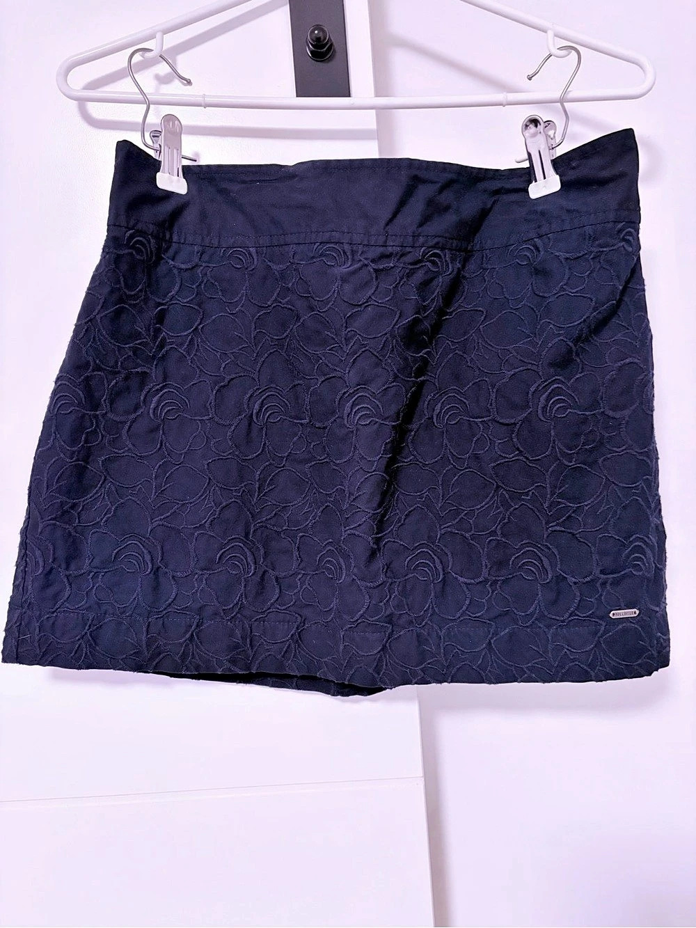 Hollister Floral Embroidered Mini Skirt says  large fits like 6/8navy blue